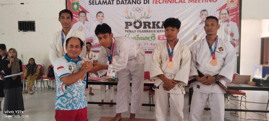 Ketua KONI Serahkan Medali Juara Perkemi Porkab Sumbawa 2025