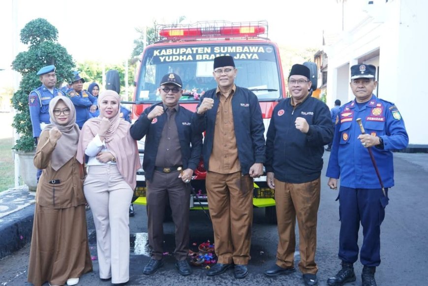 Antisipasi Bencana Kebakaran, Bupati Sumbawa Serahkan 3 Unit Truk Damkar Baru