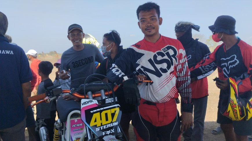 Otong Kosasih Juara Bebek Modifikasi "Ojek Gabah" di Semarak Merdeka Grasstrack Sumbawa