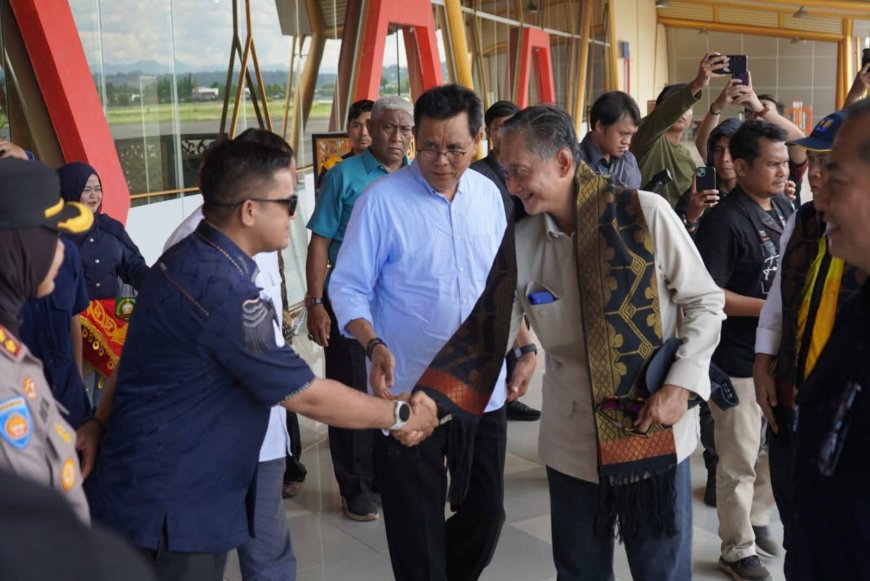Wakil Ketua DPRD Sumbawa Sambut Menteri PU dalam Kunjungan Kerja di Kabupaten Sumbawa