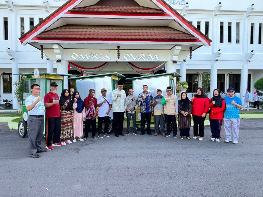 Bupati Sumbawa Dorong Sinergi Ketakwaan dan Ekonomi: Serahkan Bantuan Gerobak dan Modal Usaha  kepada Mustahik