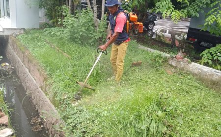 Tim DLH Sumbawa Bersihkan Sampah di Sekitar Kantor Bupati, Ajak Masyarakat Turut Kelola Sampah dari Sumber