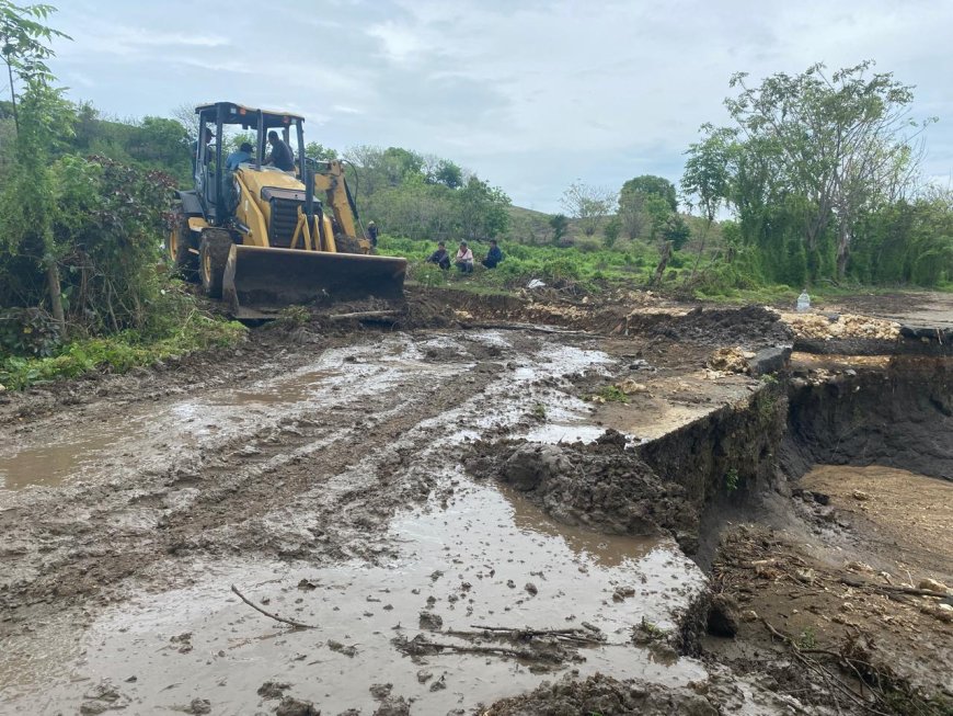 Fokus BPBD Sumbawa: Gerak Cepat Pulihkan Akses Jalan Provinsi di Moyo Hilir Pasca-Hujan Deras