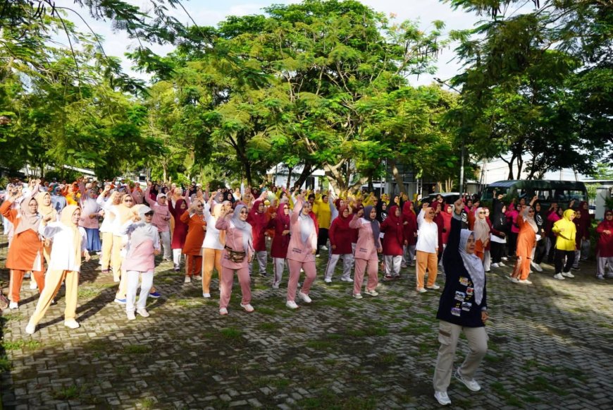 Senam Sehat Bersama dan Pembukaan Perlombaan Sambut Hari Ibu ke-97 di DPRD Kabupaten Sumbawa