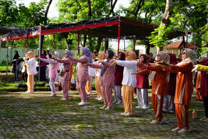 Senam Sehat Bersama dan Pembukaan Perlombaan Sambut Hari Ibu ke-97 di DPRD Kabupaten Sumbawa