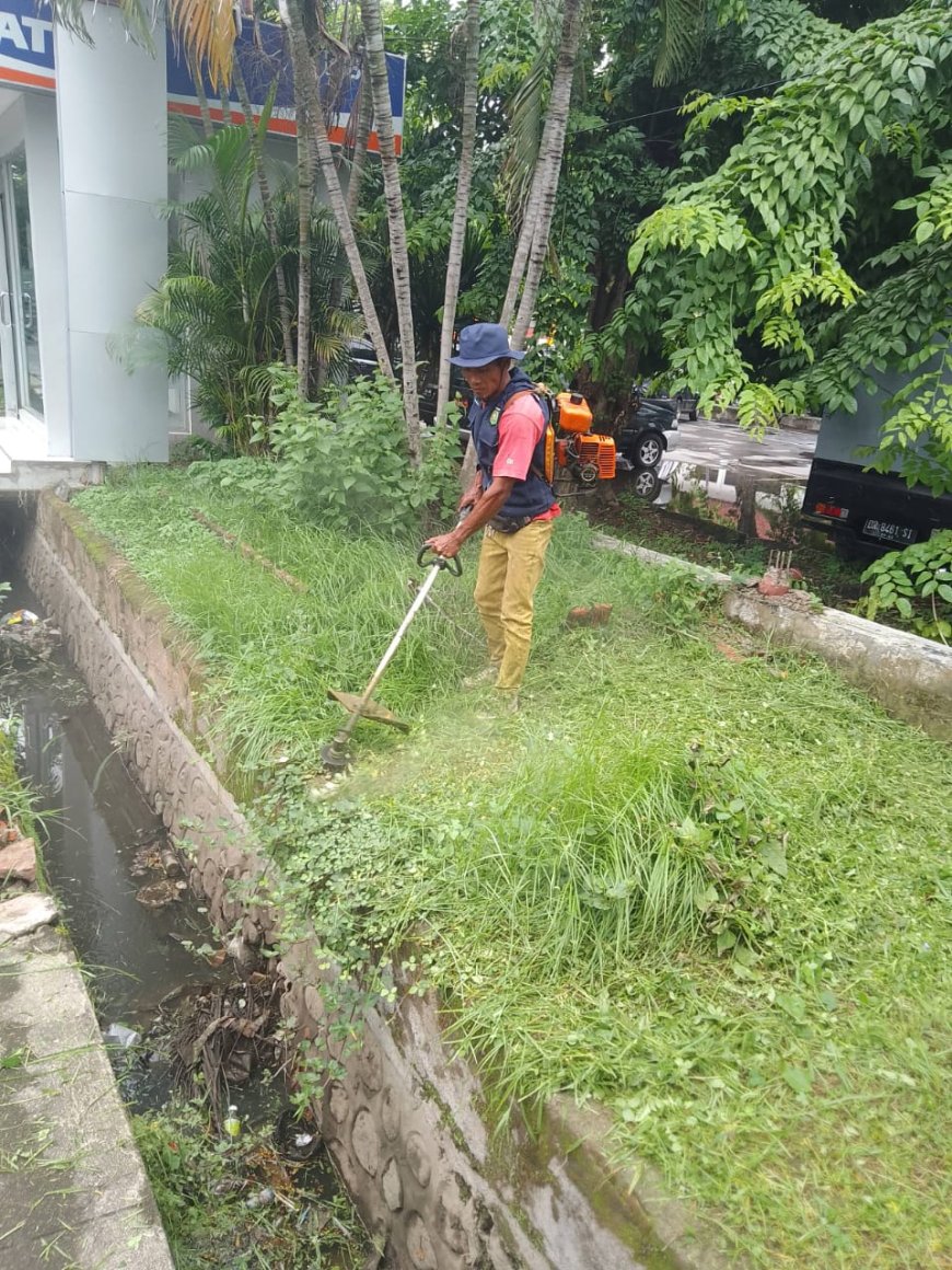 Tim DLH Sumbawa Bersihkan Sampah di Sekitar Kantor Bupati, Ajak Masyarakat Turut Kelola Sampah dari Sumber