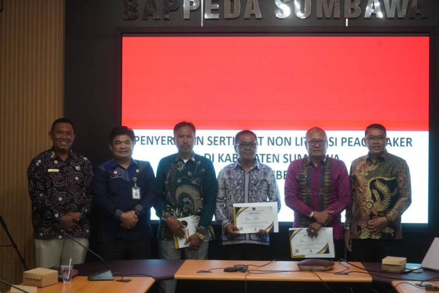 Penggerak Damai di Garda Terdepan: Sumbawa Raih Kepatuhan Regulasi Tinggi, 7 Kades dan 1 Lurah Dianugerahi Gelar “Peacemaker”
