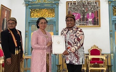 Paku Buwono XIV Anugerahi Gelar K.R.A Kepada Tokoh Sumbawa