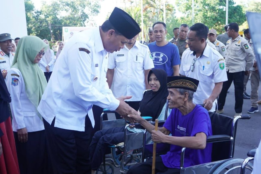 Peringatan Hari Disabilitas Internasional: Bupati Sumbawa dan NTB Care Serahkan 50 Kursi Roda