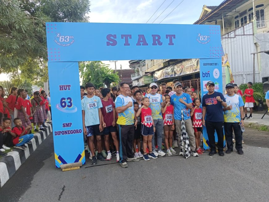 Meriahkan HUT Ke-63 SMP Diponegoro, Ketua KONI Sumbawa Lepas Peserta Spegro Fun Run 5K