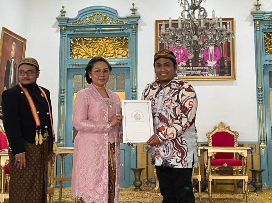 Paku Buwono XIV Anugerahi Gelar K.R.A Kepada Tokoh Sumbawa