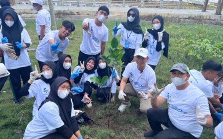 Wujud Kepedulian Lingkungan, Ekstrakurikuler PIK-Racik SMAN 1 Sumbawa Besar Hijaukan Pantai Saliper Ate