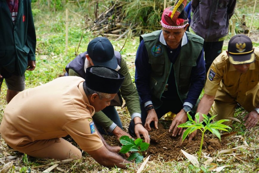 Jaga "Jantung Sumbawa", Bupati Syarafuddin Jarot Hijaukan Desa Tepal dengan 2.500 Pohon