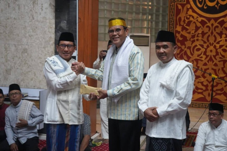 Ketua BAZNAS Sumbawa Sampaikan Hikmah Isra Mi’raj 1447 H, Serahkan Bantuan Korban Banjir Sumatera