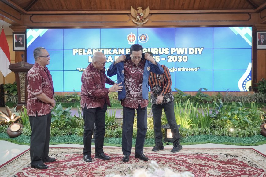PWI Pusat Anugerahkan Anggota Kehormatan kepada Sultan HB X