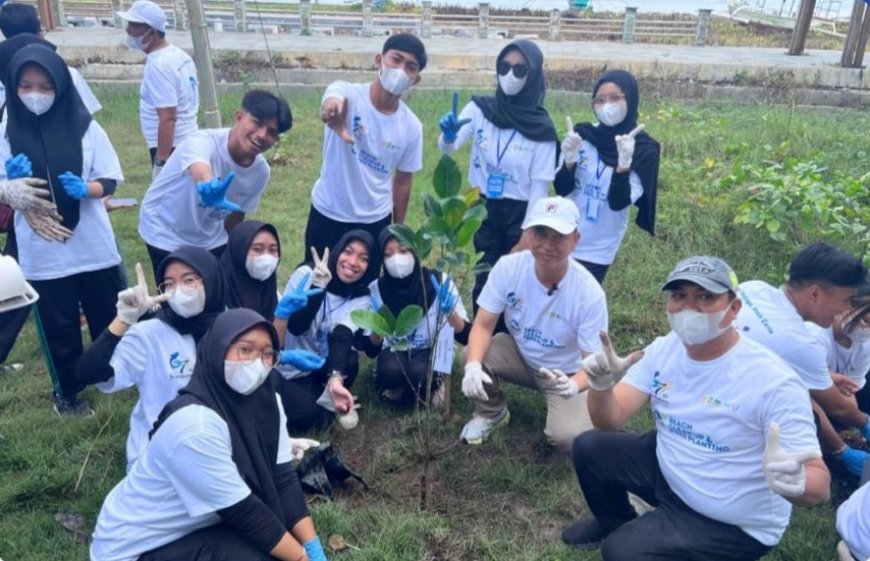 Wujud Kepedulian Lingkungan, Ekstrakurikuler PIK-Racik SMAN 1 Sumbawa Besar Hijaukan Pantai Saliper Ate