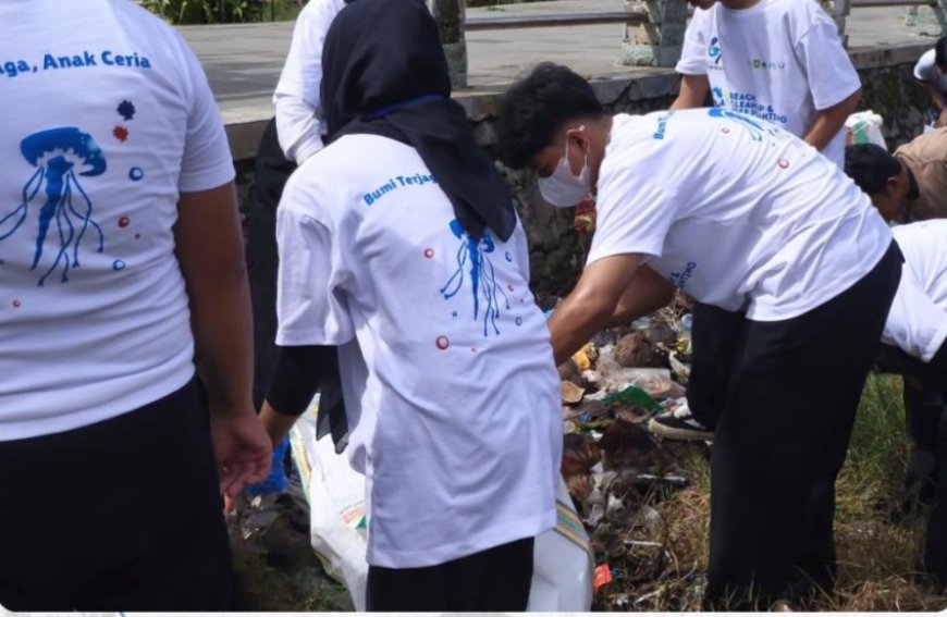 Wujud Kepedulian Lingkungan, Ekstrakurikuler PIK-Racik SMAN 1 Sumbawa Besar Hijaukan Pantai Saliper Ate