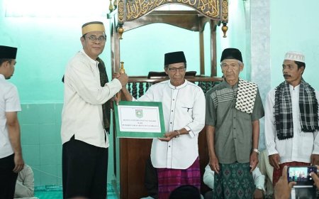 Safari Ramadhan di Batu Tering, Bupati Jarot Salurkan Bantuan Rp25 Juta untuk Masjid At-Taqwa