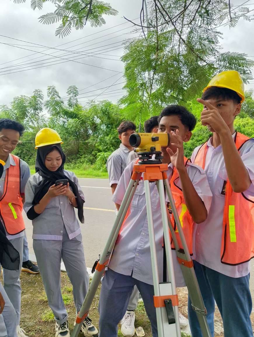 Siswa DPIB SMKN 2 Sumbawa Besar Terjun ke Lapangan: Kuasai Teknik Survei dan Pemetaan di Lawang Desa