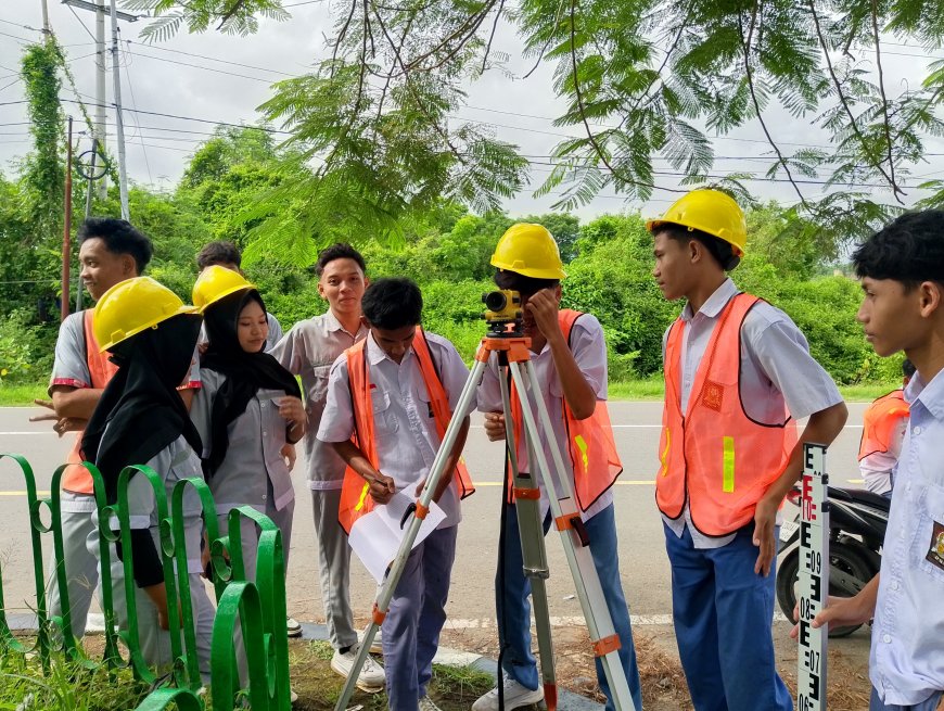 Siswa DPIB SMKN 2 Sumbawa Besar Terjun ke Lapangan: Kuasai Teknik Survei dan Pemetaan di Lawang Desa