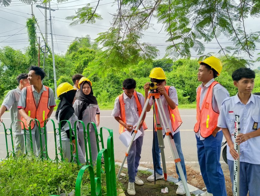 Siswa DPIB SMKN 2 Sumbawa Besar Terjun ke Lapangan: Kuasai Teknik Survei dan Pemetaan di Lawang Desa