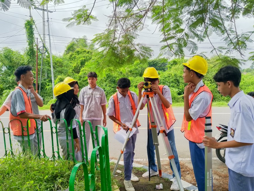 Siswa DPIB SMKN 2 Sumbawa Besar Terjun ke Lapangan: Kuasai Teknik Survei dan Pemetaan di Lawang Desa