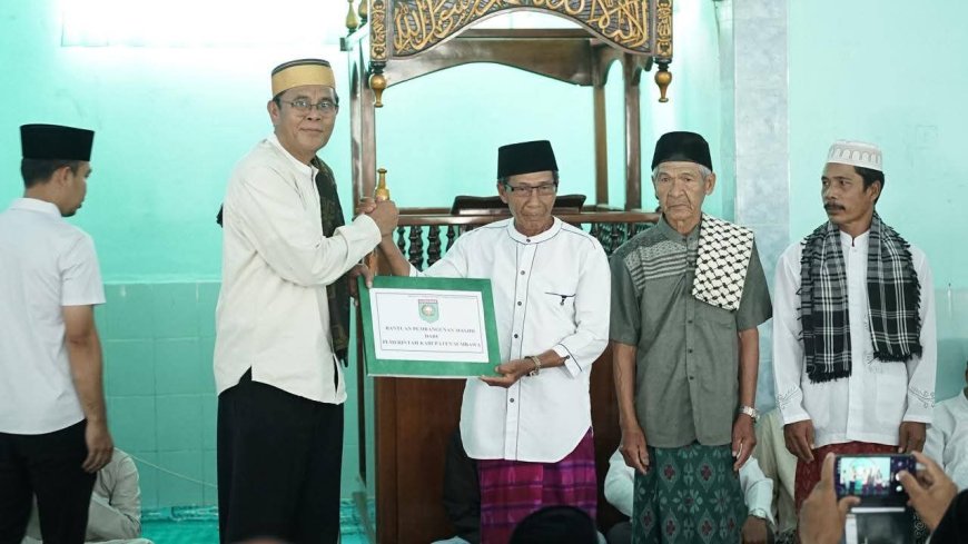 Safari Ramadhan di Batu Tering, Bupati Jarot Salurkan Bantuan Rp25 Juta untuk Masjid At-Taqwa