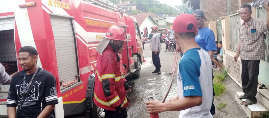 Diduga Akibat Petasan Sambar Pertalite, Satu Kios di Kelurahan Seketeng Ludes Dilalap Api
