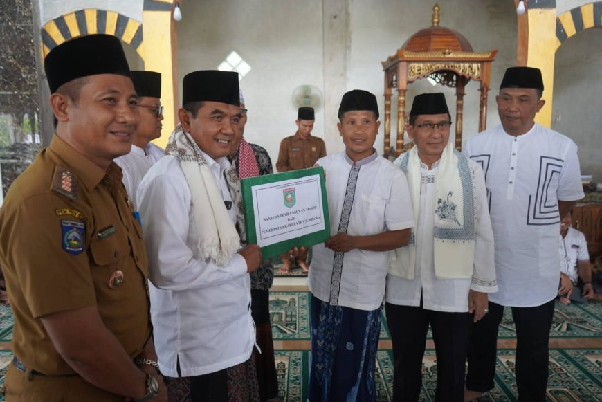 Safari Ramadhan 1447 H: Wabup Ansori Serahkan Bantuan Pemda Untuk Masjid dan  Warga Kurang Mampu di  Orong Telu - Lenangguar