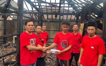 Kepedulian dan Gotong Royong Keluarga Besar PDI Perjuangan Lombok Timur untuk Suryadi, Korban Kebakaran di Wanasaba Lauk