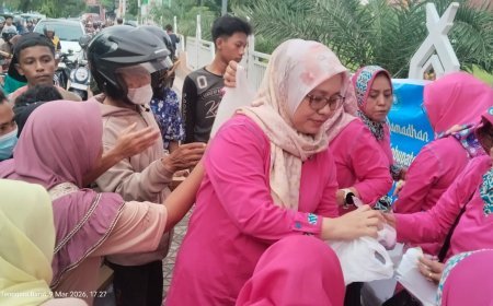 Ramadan Penuh Berkah, TP PKK Sumbawa Berbagi Takjil  untuk Pasien dan Tenaga Medis RSUD Sering hingga Masyarakat