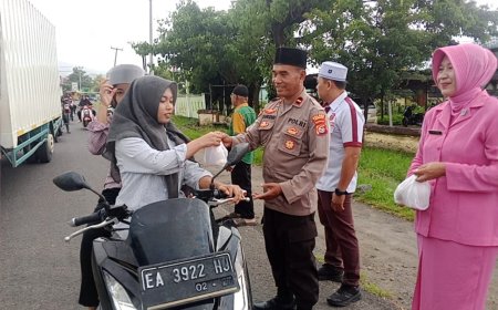 Tebar Kebaikan di Bulan Suci, Polsek Plampang dan Bhayangkari Bagi 100 Paket Takjil ke Masyarakat 