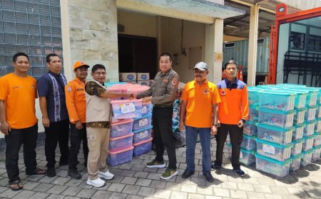Peduli Korban Banjir, BPBD NTB Serahkan Bantuan Pasca Banjir di Lombok Timur