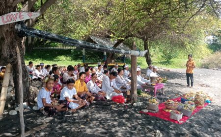 Harmoni di Pantai Sentigi: Kades Luk Tekankan Toleransi di Tengah Tradisi Melasti dan Ramadan