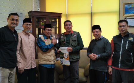 Sekda Sumbawa DR. H. Budi Prasetiyo Tunaikan Zakat Mal Melalui BAZNAS, Ajak ASN dan Masyarakat Optimalkan Zakat Serta Perkuat Kepedulian Sosial