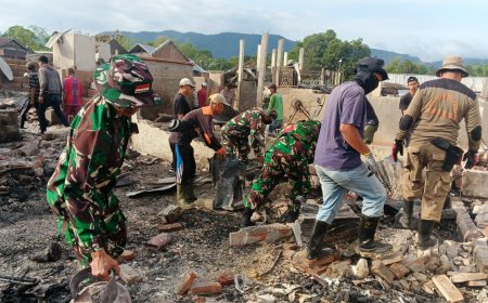 Wujud Sinergitas, TNI-Polri dan Masyarakat Alas Gotong Royong Bersihkan Puing Pasca Kebakaran di Desa Kalimango