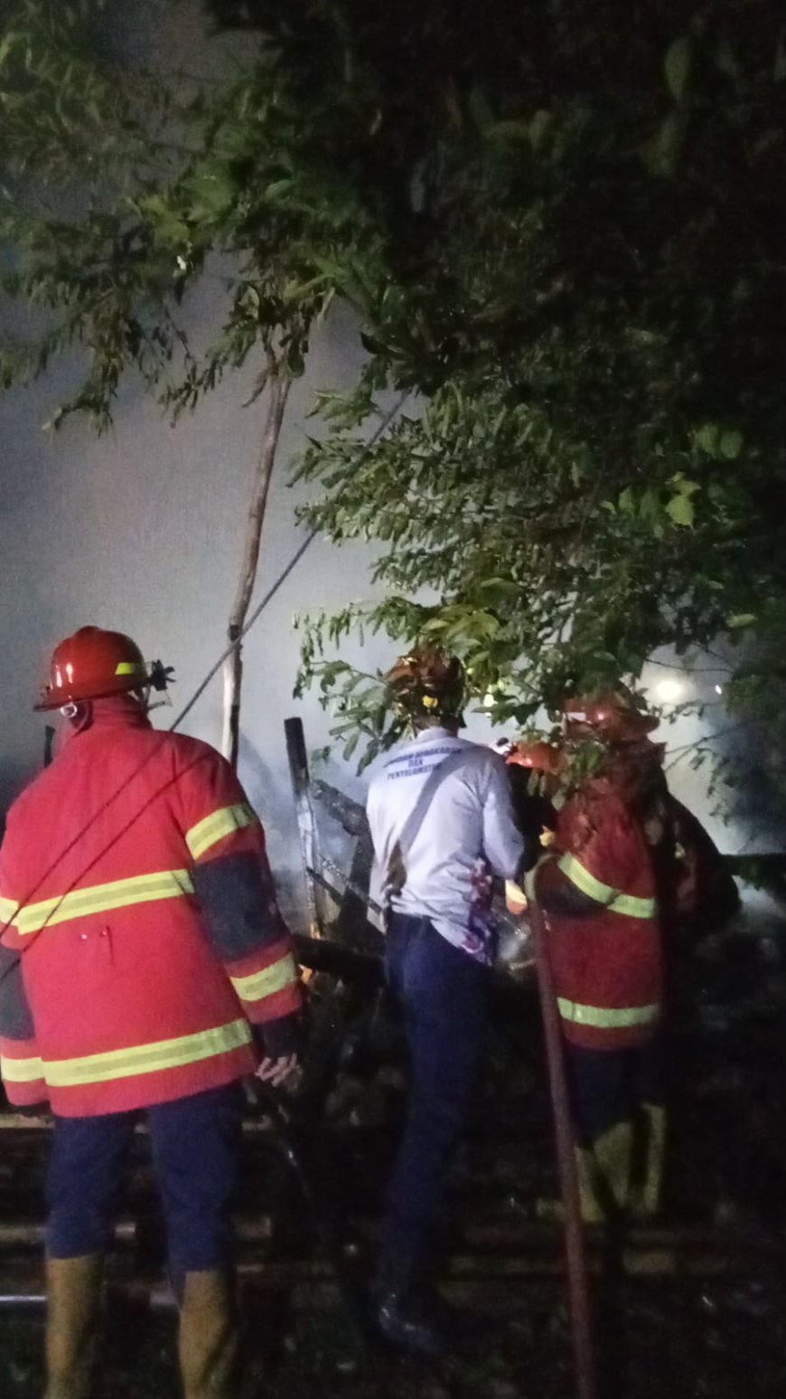 Sijago Merah Ratakan Rumah Panggung di Desa Ngeru, Kerugian Ditaksir Mencapai Rp 150 Juta
