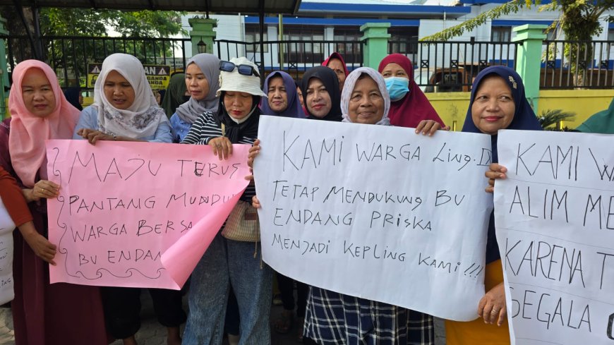 Emak- emak Geruduk Kantor Camat, Ada Dugaan Suap  Pengangkatan Kepling IX Pulo Brayan Bengkel