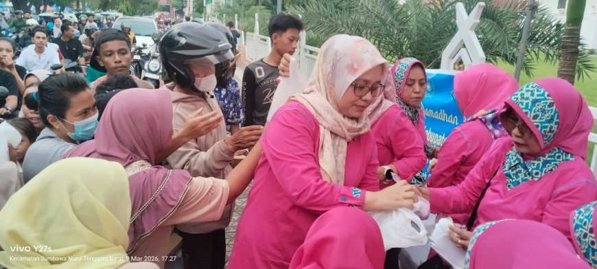 Ramadan Penuh Berkah, TP PKK Sumbawa Berbagi Takjil  untuk Pasien dan Tenaga Medis RSUD Sering hingga Masyarakat