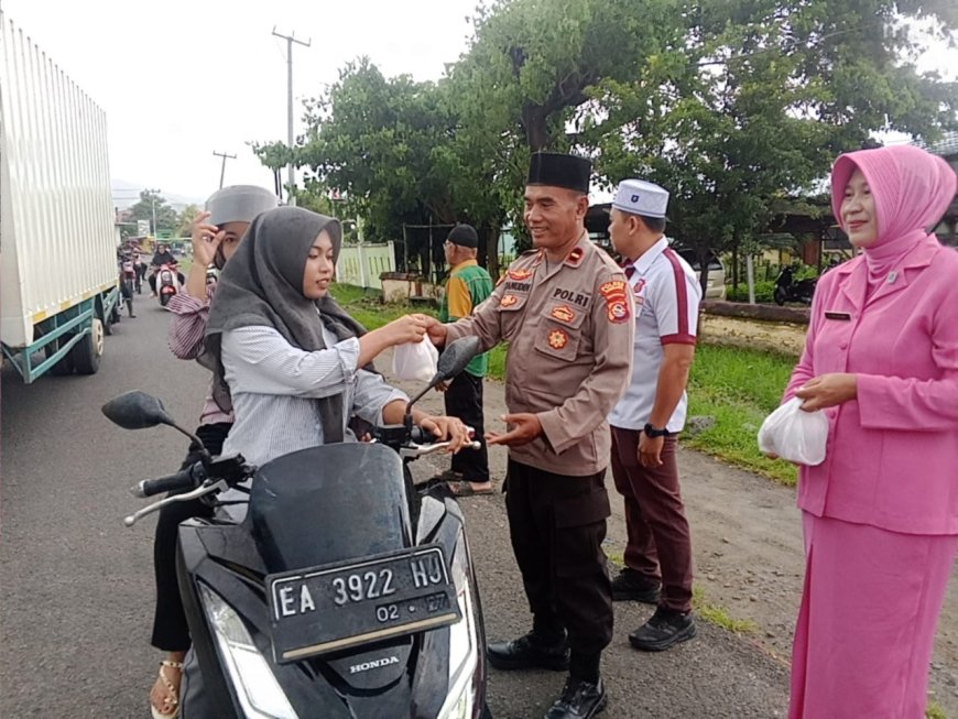 Tebar Kebaikan di Bulan Suci, Polsek Plampang dan Bhayangkari Bagi 100 Paket Takjil ke Masyarakat 
