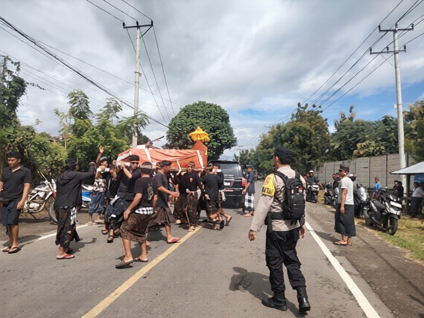 Wujud Toleransi Dan Pelayanan, Bhabinkamtibmas Labuhan Badas Kawal Prosesi kremasi Umat Hindu