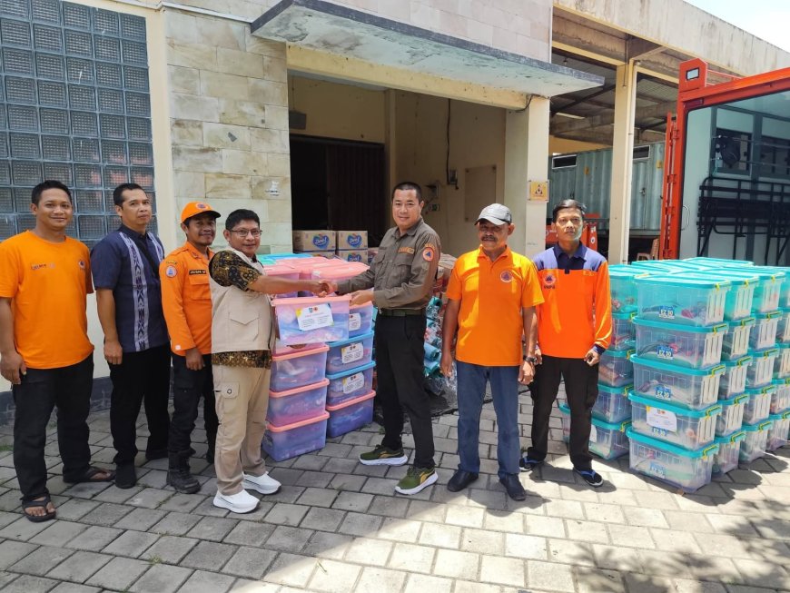 Peduli Korban Banjir, BPBD NTB Serahkan Bantuan Pasca Banjir di Lombok Timur