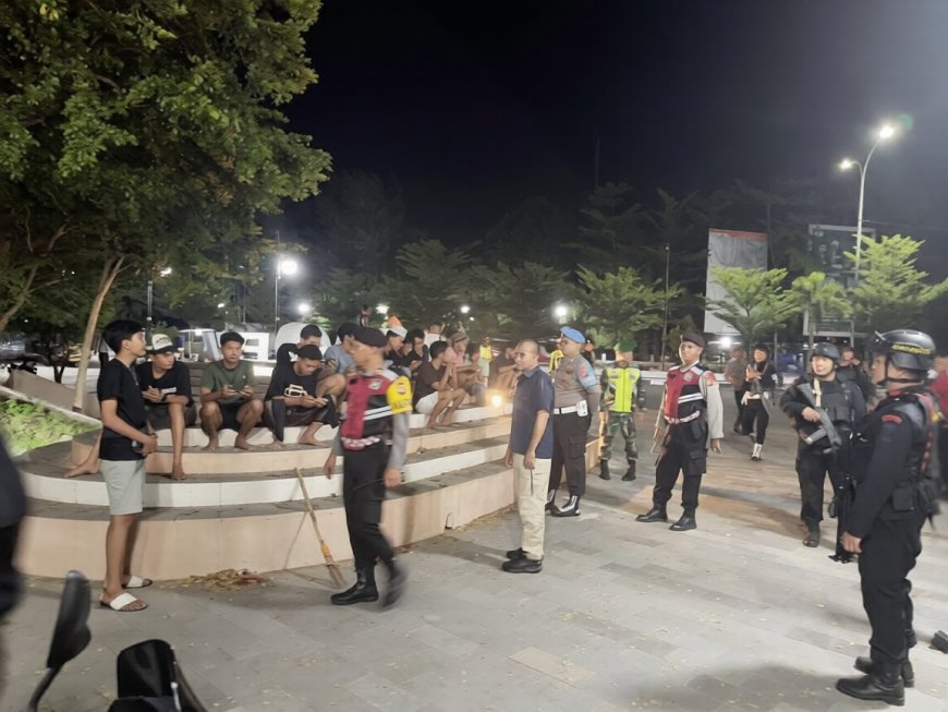 Personel Gabungan TNI-Polres Sumbawa Intensifkan Patroli Mobile di Pusat Keramaian