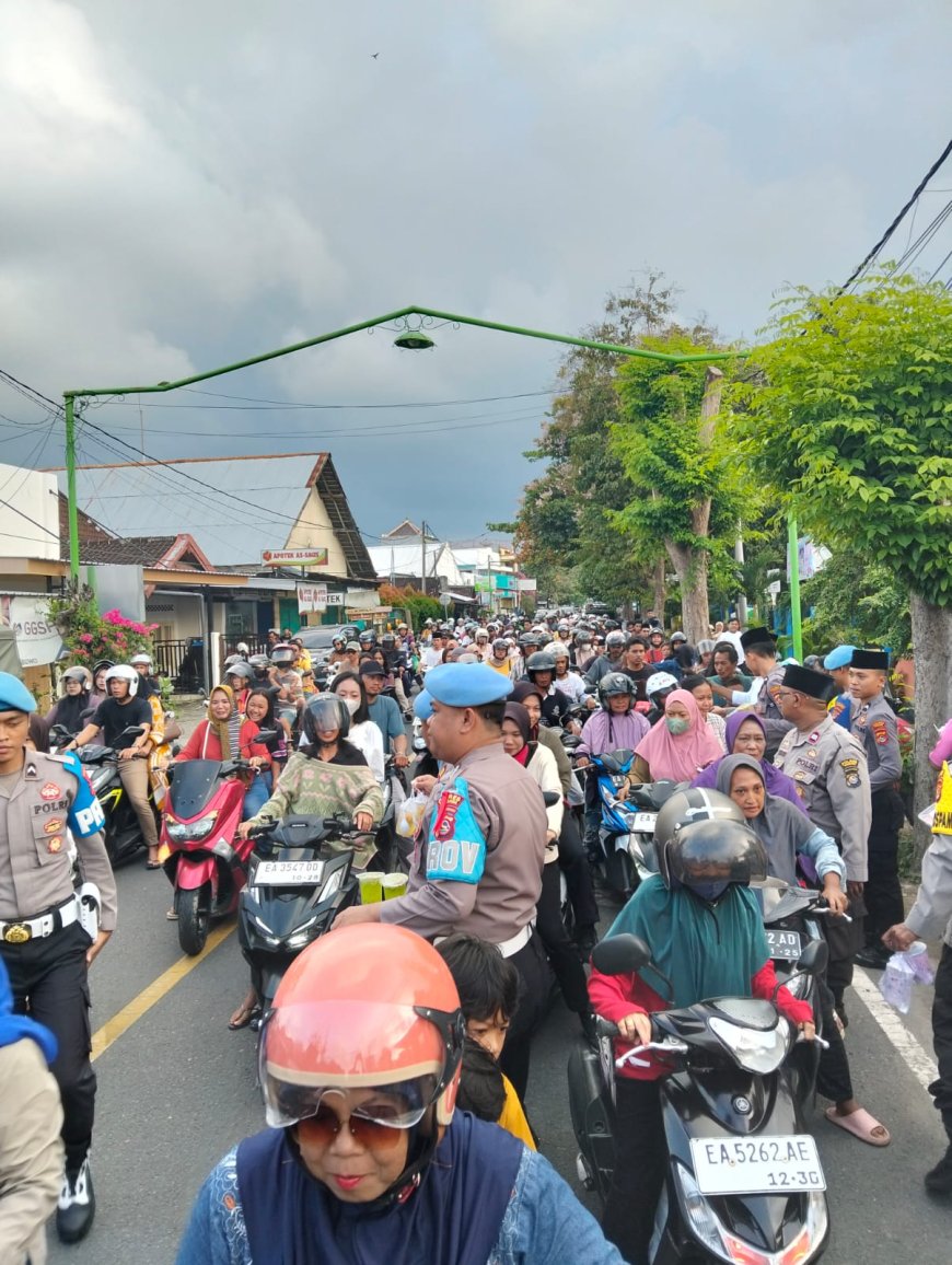 Ramadan Berkah,Personel Polres Sumbawa Berbagi Takjil di Depan Mako Polres