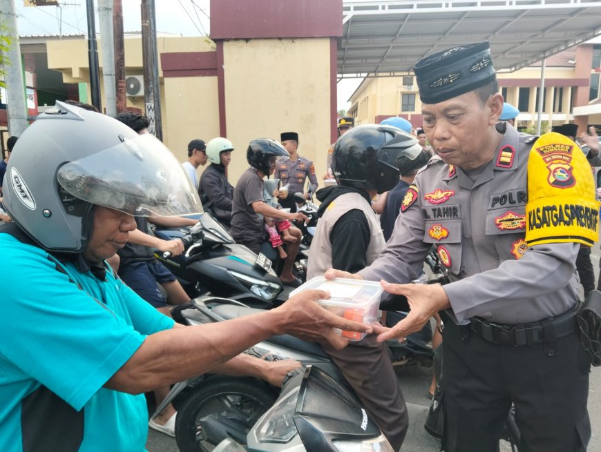 Ramadan Berkah,Personel Polres Sumbawa Berbagi Takjil di Depan Mako Polres