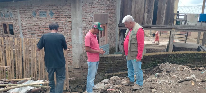 BPBD Sumbawa Dropping Logistik untuk Korban Banjir di Desa Ropang