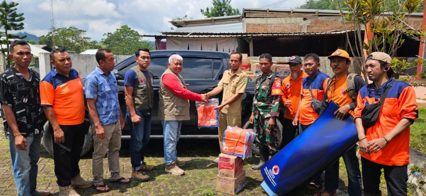 BPBD Sumbawa Dropping Logistik untuk Korban Banjir di Desa Ropang