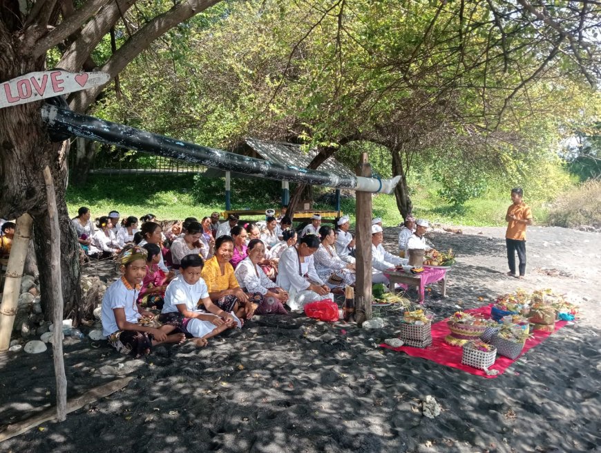 Harmoni di Pantai Sentigi: Kades Luk Tekankan Toleransi di Tengah Tradisi Melasti dan Ramadan