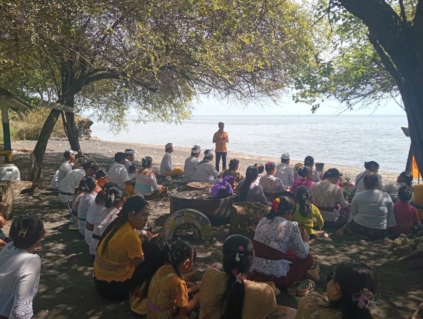 Harmoni di Pantai Sentigi: Kades Luk Tekankan Toleransi di Tengah Tradisi Melasti dan Ramadan