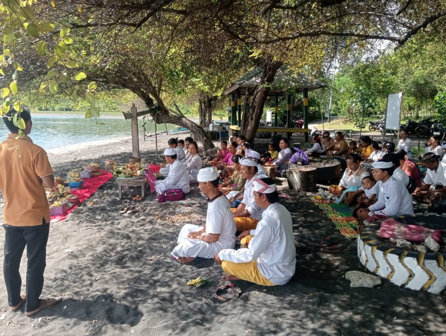 Harmoni di Pantai Sentigi: Kades Luk Tekankan Toleransi di Tengah Tradisi Melasti dan Ramadan